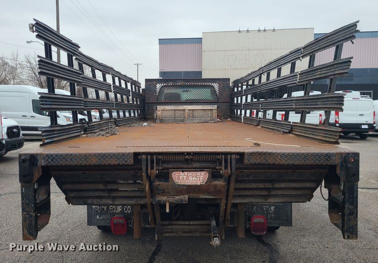 image for item JG9573 2001 Ford F650 Super Duty  flatbed truck