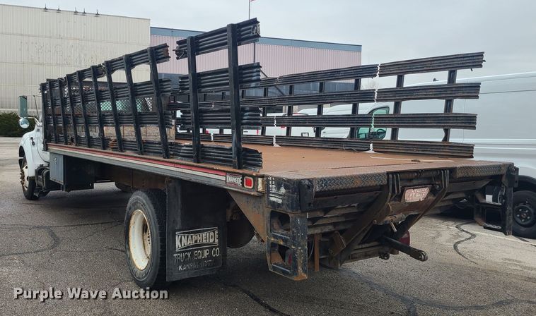 image for item JG9573 2001 Ford F650 Super Duty  flatbed truck