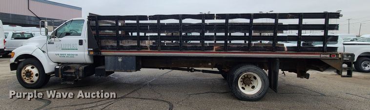 image for item JG9573 2001 Ford F650 Super Duty  flatbed truck