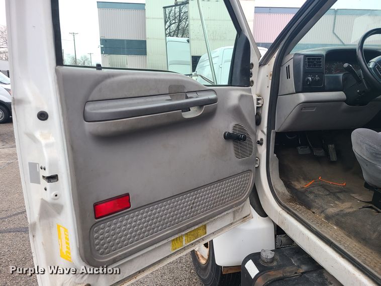 image for item JG9573 2001 Ford F650 Super Duty  flatbed truck