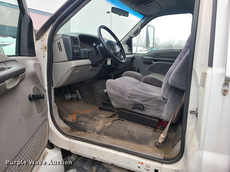 image for item JG9573 2001 Ford F650 Super Duty  flatbed truck