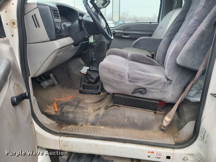 image for item JG9573 2001 Ford F650 Super Duty  flatbed truck