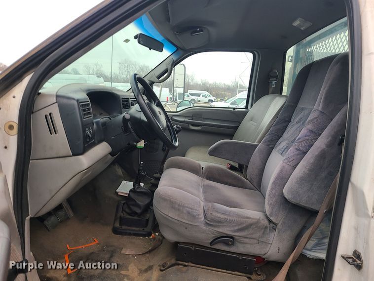 image for item JG9573 2001 Ford F650 Super Duty  flatbed truck