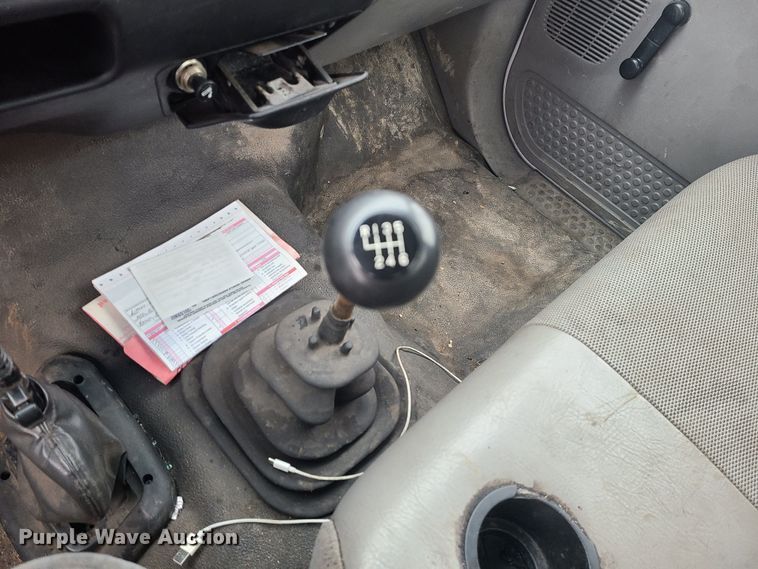 image for item JG9573 2001 Ford F650 Super Duty  flatbed truck