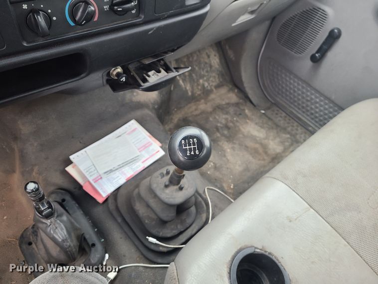 image for item JG9573 2001 Ford F650 Super Duty  flatbed truck