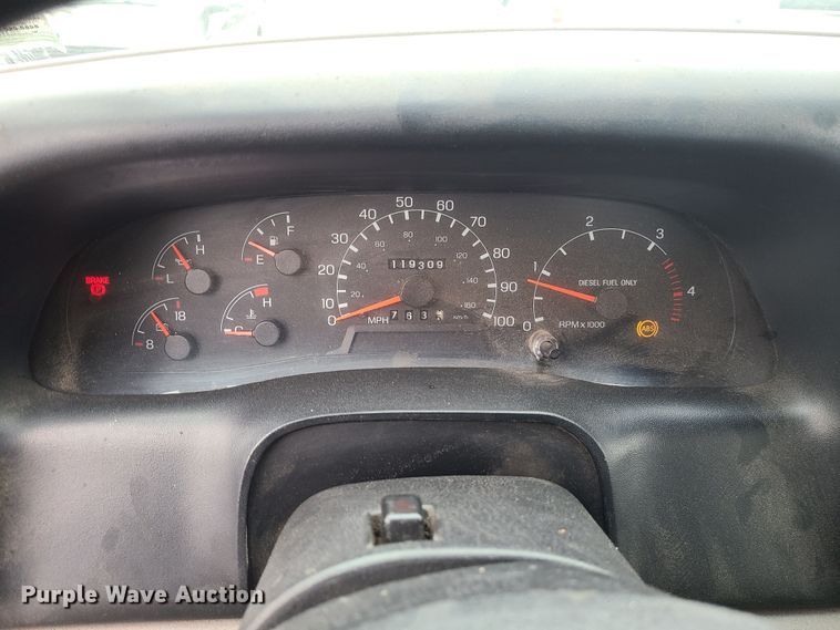 image for item JG9573 2001 Ford F650 Super Duty  flatbed truck