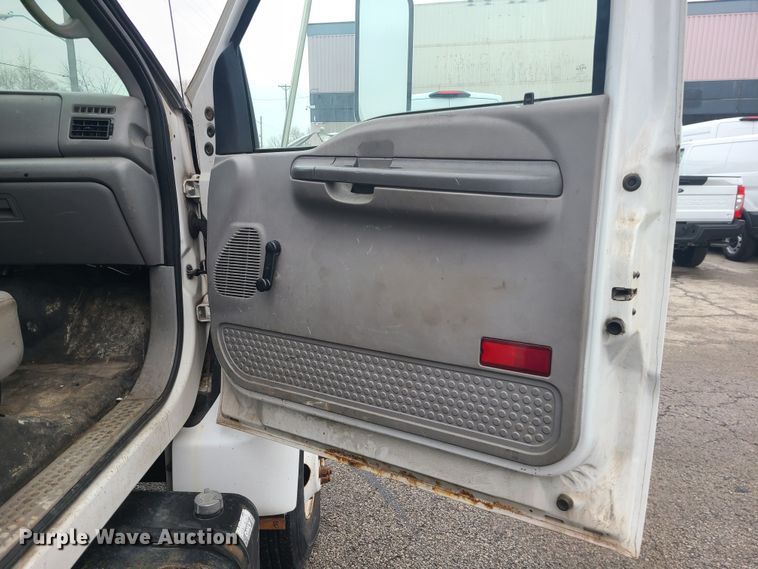 image for item JG9573 2001 Ford F650 Super Duty  flatbed truck