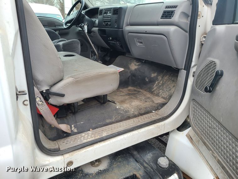 image for item JG9573 2001 Ford F650 Super Duty  flatbed truck