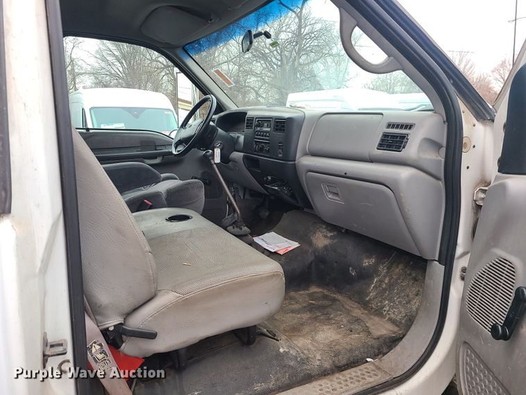 image for item JG9573 2001 Ford F650 Super Duty  flatbed truck