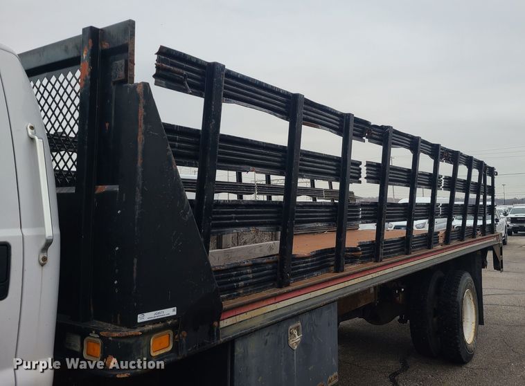 image for item JG9573 2001 Ford F650 Super Duty  flatbed truck