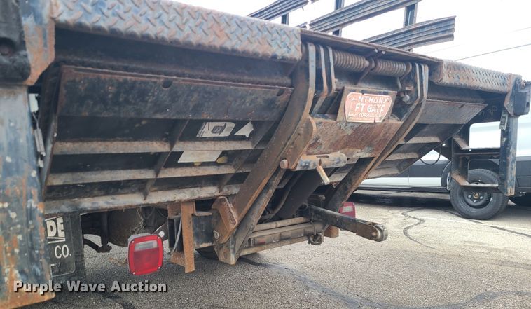 image for item JG9573 2001 Ford F650 Super Duty  flatbed truck