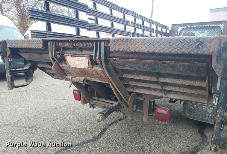 image for item JG9573 2001 Ford F650 Super Duty  flatbed truck