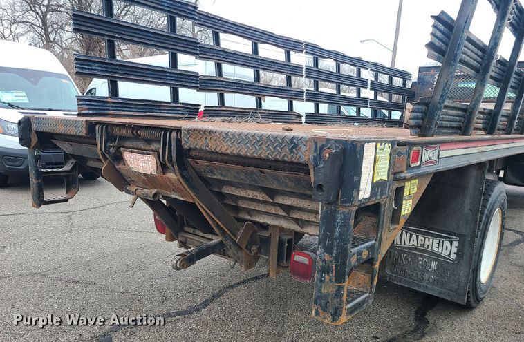 image for item JG9573 2001 Ford F650 Super Duty  flatbed truck