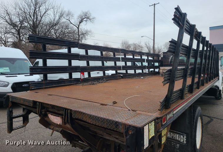 image for item JG9573 2001 Ford F650 Super Duty  flatbed truck