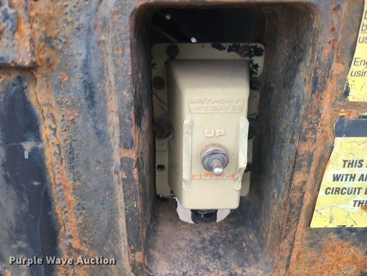 image for item JG9573 2001 Ford F650 Super Duty  flatbed truck