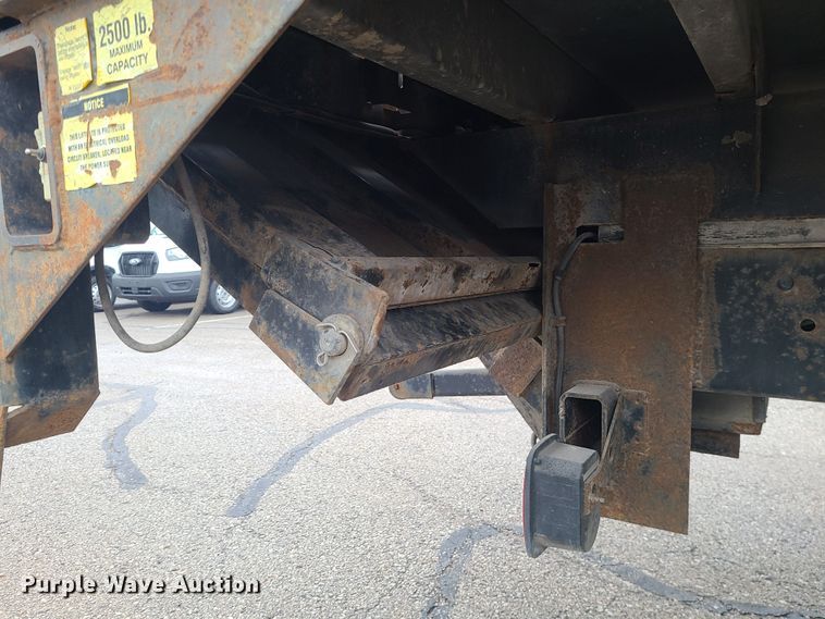 image for item JG9573 2001 Ford F650 Super Duty  flatbed truck