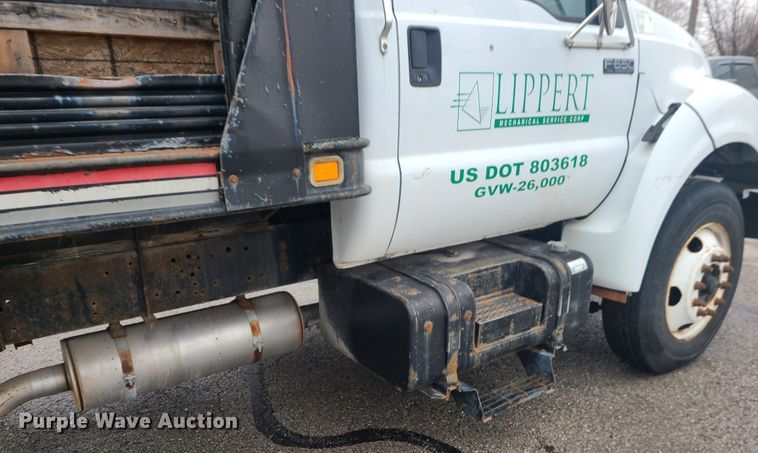 image for item JG9573 2001 Ford F650 Super Duty  flatbed truck