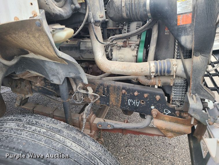 image for item JG9573 2001 Ford F650 Super Duty  flatbed truck