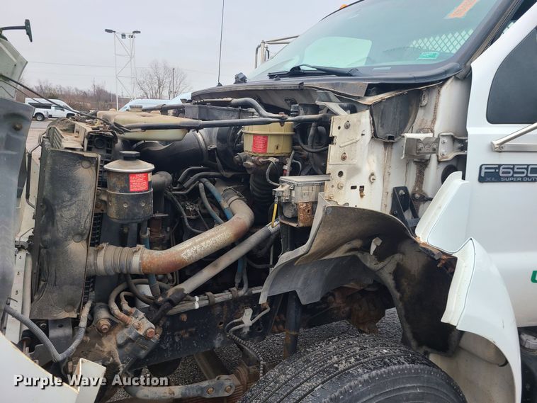 image for item JG9573 2001 Ford F650 Super Duty  flatbed truck