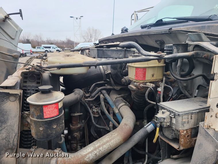 image for item JG9573 2001 Ford F650 Super Duty  flatbed truck