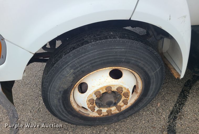 image for item JG9573 2001 Ford F650 Super Duty  flatbed truck