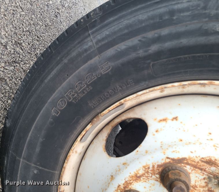 image for item JG9573 2001 Ford F650 Super Duty  flatbed truck