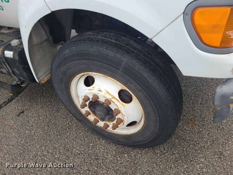 image for item JG9573 2001 Ford F650 Super Duty  flatbed truck