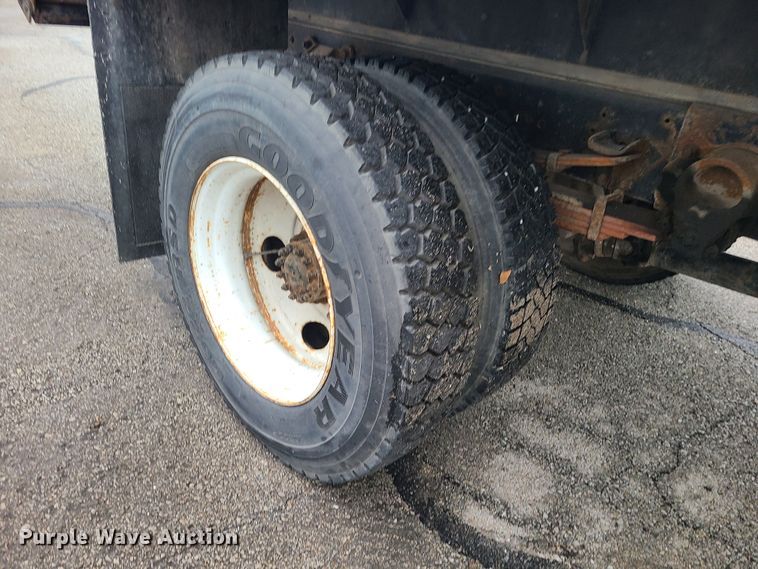 image for item JG9573 2001 Ford F650 Super Duty  flatbed truck