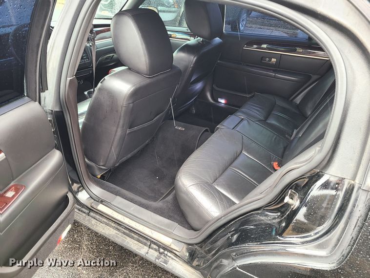 image for item JG9575 2011 Lincoln Town Car Executive L