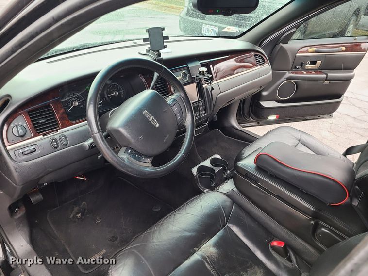 image for item JG9575 2011 Lincoln Town Car Executive L