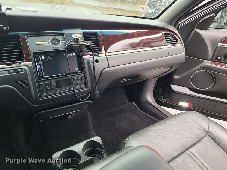 image for item JG9575 2011 Lincoln Town Car Executive L