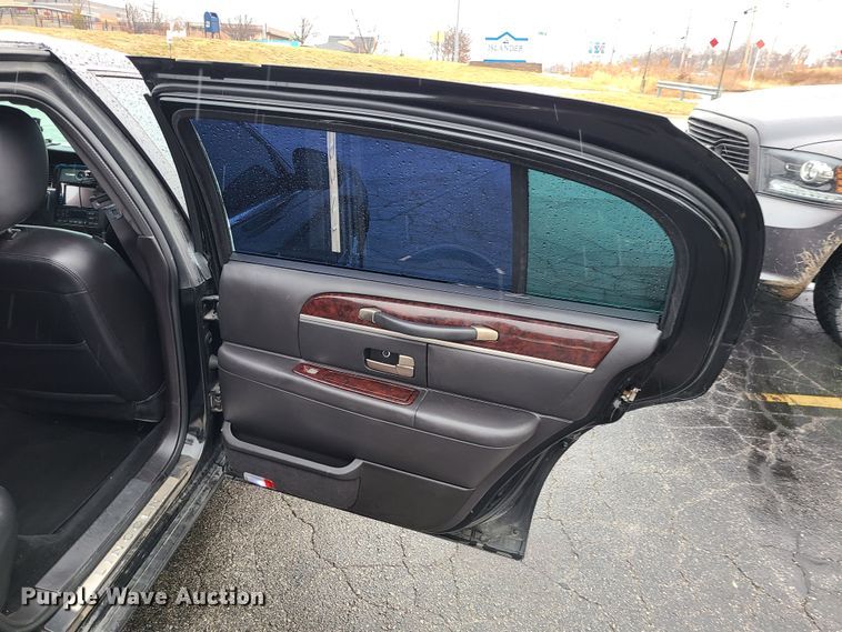 image for item JG9575 2011 Lincoln Town Car Executive L