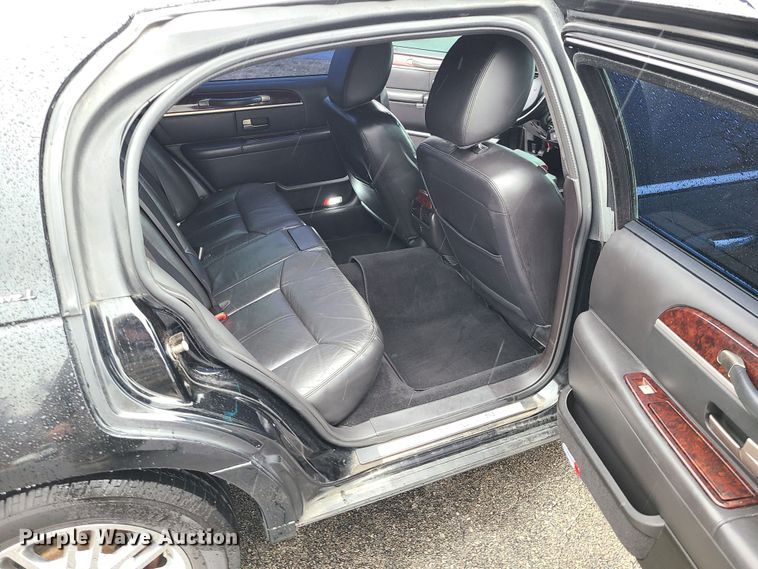 image for item JG9575 2011 Lincoln Town Car Executive L