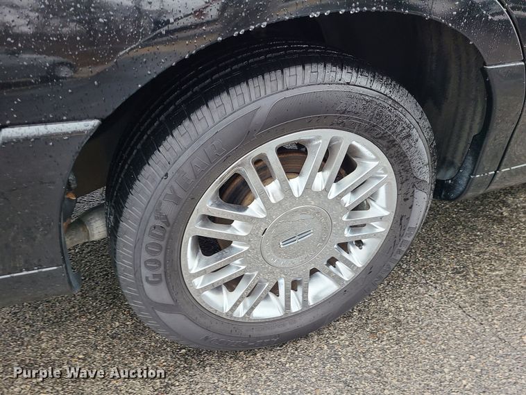 image for item JG9575 2011 Lincoln Town Car Executive L