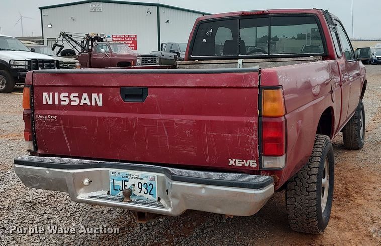 image for item LK9487 1995 Nissan XE  King Cab pickup truck