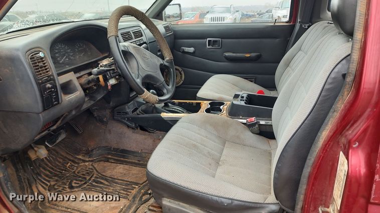 image for item LK9487 1995 Nissan XE  King Cab pickup truck
