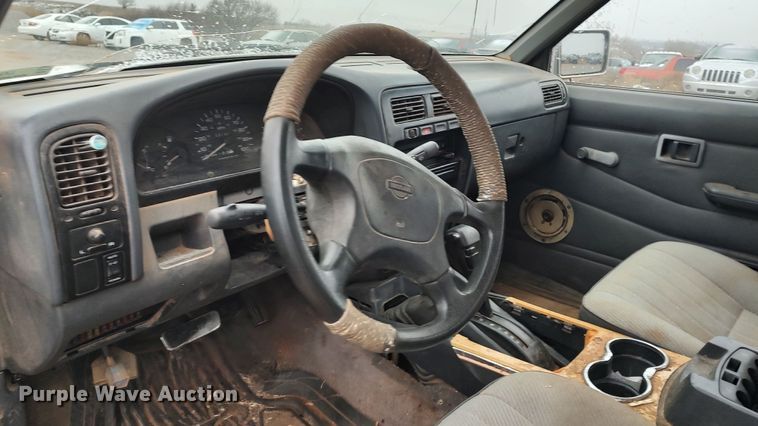 image for item LK9487 1995 Nissan XE  King Cab pickup truck