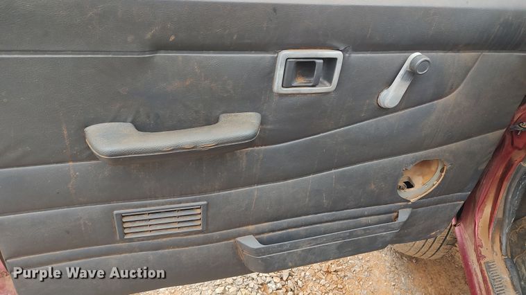 image for item LK9487 1995 Nissan XE  King Cab pickup truck