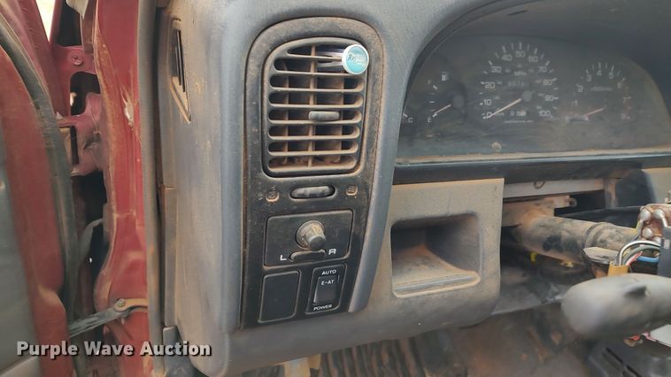 image for item LK9487 1995 Nissan XE  King Cab pickup truck