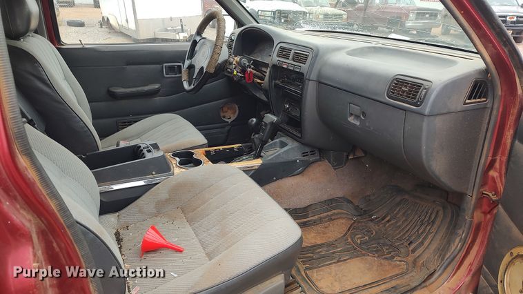 image for item LK9487 1995 Nissan XE  King Cab pickup truck