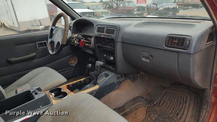 image for item LK9487 1995 Nissan XE  King Cab pickup truck