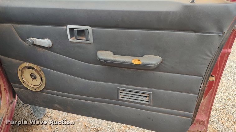 image for item LK9487 1995 Nissan XE  King Cab pickup truck