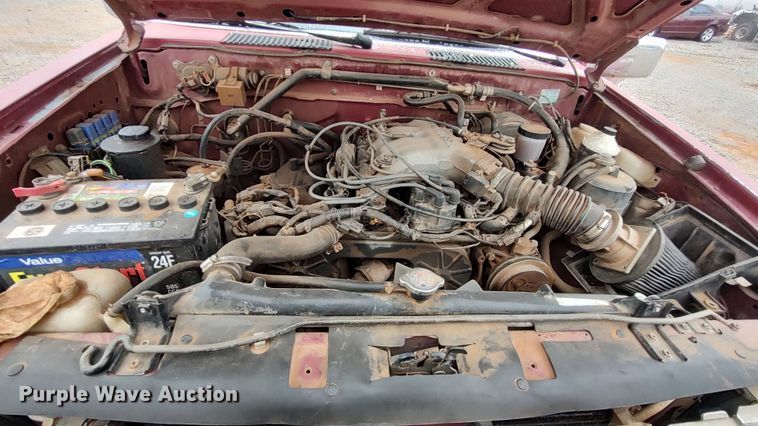 image for item LK9487 1995 Nissan XE  King Cab pickup truck