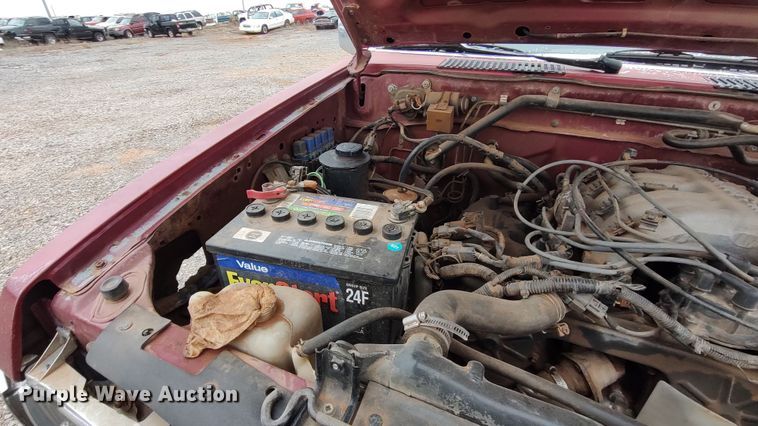 image for item LK9487 1995 Nissan XE  King Cab pickup truck