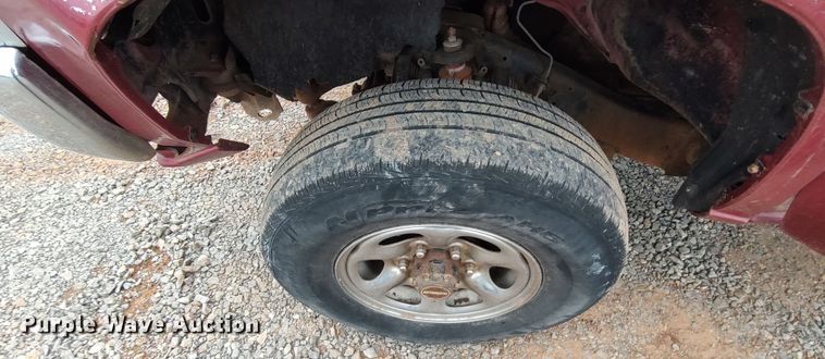 image for item LK9487 1995 Nissan XE  King Cab pickup truck