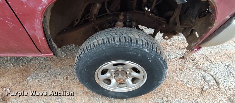 image for item LK9487 1995 Nissan XE  King Cab pickup truck