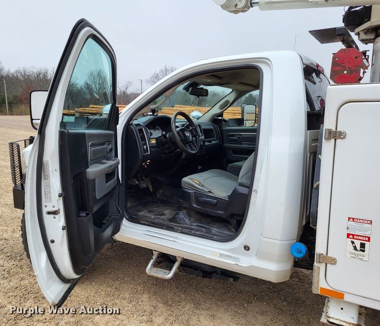 image for item LR9136 2015 Dodge Ram 5500HD  bucket truck