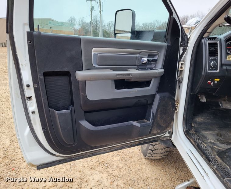 image for item LR9136 2015 Dodge Ram 5500HD  bucket truck