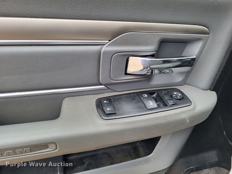 image for item LR9136 2015 Dodge Ram 5500HD  bucket truck