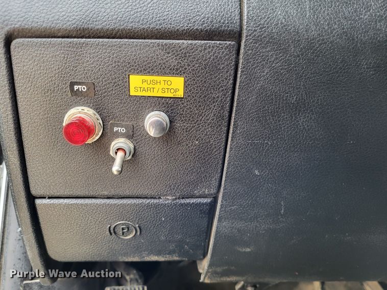 image for item LR9136 2015 Dodge Ram 5500HD  bucket truck